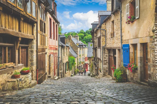 Hermoso callejón en un casco antiguo de Europa — Foto de Stock