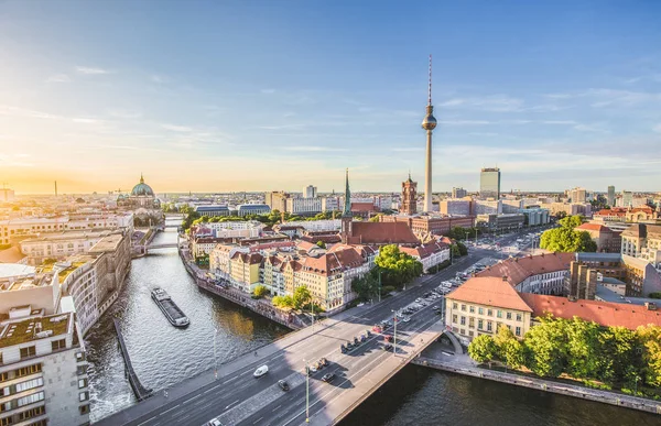 Berlin városképe a Spree folyóval naplementekor, Németországban — Stock Fotó