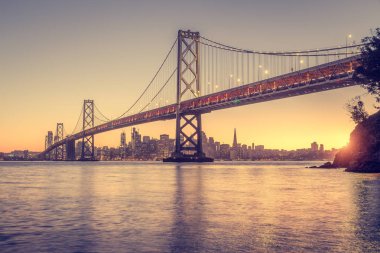San Francisco manzarası ile Oakland Körfezi Köprüsü, günbatımı, California, ABD
