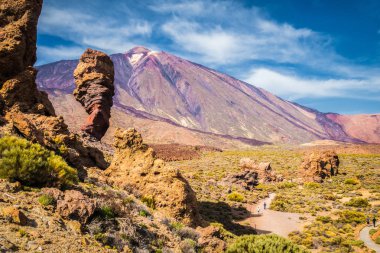 Ünlü Roque Cinchado kaya oluşumu ile Pico del Teide, Teneriffa, Kanarya Adaları, İspanya