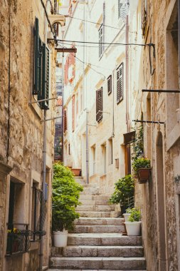 Avrupa'da eski şehirde dar sokak