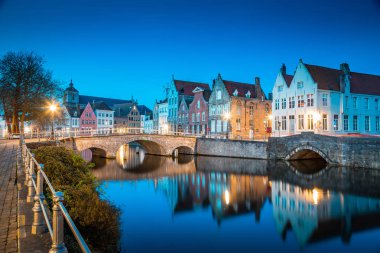 Gece brugge tarihi şehir, Flanders, Belçika