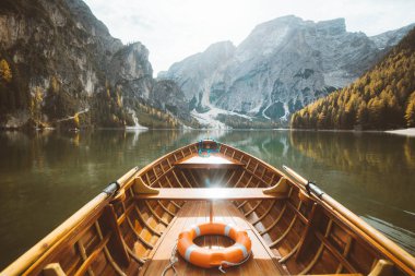 Dolomites Lago di Braies geleneksel kürek tekne, Güney Tirol, İtalya