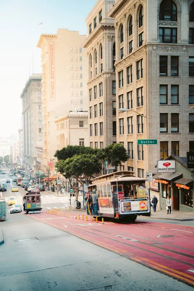 Teleféricos tradicionales en San Francisco al atardecer, California, EE.UU. — Foto de Stock