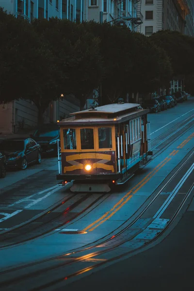 황혼, 캘리포니아, 미국에서 유명한 캘리포니아 거리에 역사적인 샌프란시스코 케이블카 — 스톡 사진