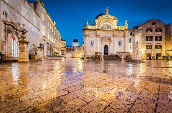 Dubrovnik történelmi városa szürkületben, Dalmácia, Horvátország — Stock Fotó