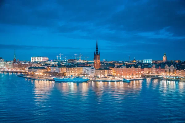 Alacakaranlıkta Stockholm siluetpanoraması, İsveç — Stok fotoğraf