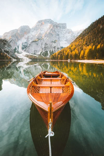 Traditional rowing boat at Lago di Braies at sunrise in fall, So — Stock Photo, Image