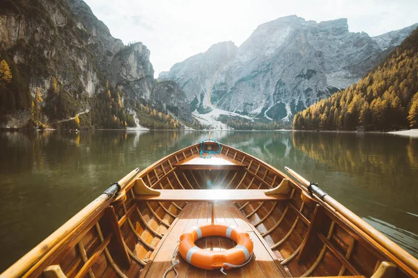 Tradycyjna łódź wiosłowa w Lago di Braies w Dolomitach, Południowy Tyrol, Włochy — Zdjęcie stockowe