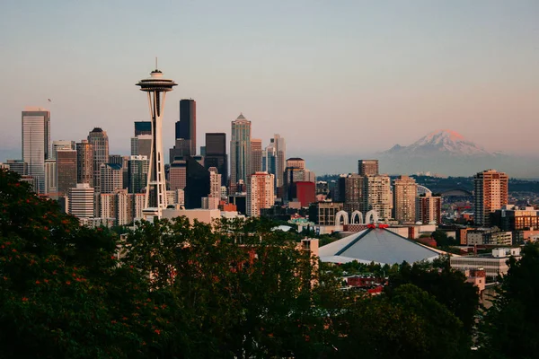 Seattle skyline al atardecer con filtro retro vintage, Washington State, EE.UU. — Foto de Stock