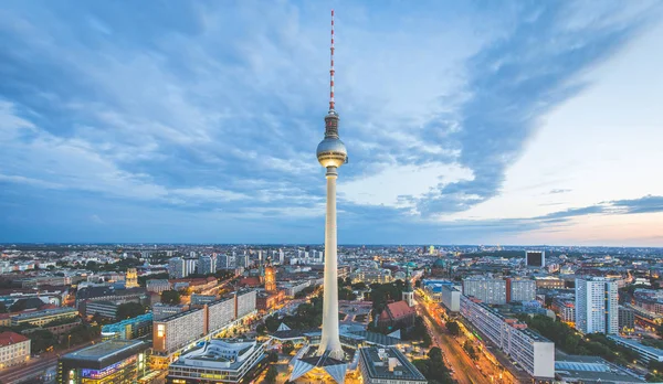 Panorama d'horizon de Berlin avec tour de télévision à Alexanderplatz la nuit — Photo