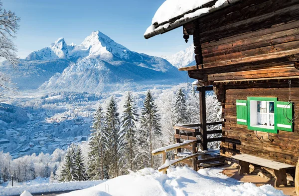 Paisagem de montanha alpina com cabine no inverno — Fotografia de Stock