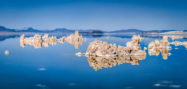 Panorama do lago Mono com rochas tufa, Califórnia, EUA — Fotografia de Stock