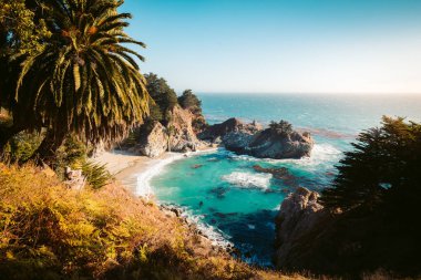 Mcway Falls, günbatımı, Big Sur, Kaliforniya, ABD