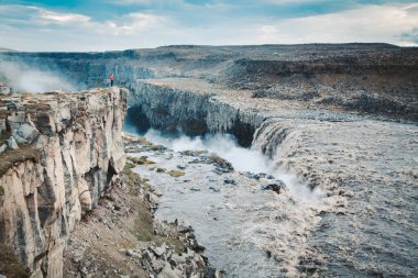İzlanda'da dev Dettifoss şelalede Yürüyüşçü