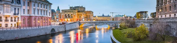 斯德哥尔摩市中心与瑞典皇家歌剧院在黄昏，瑞典 — 图库照片