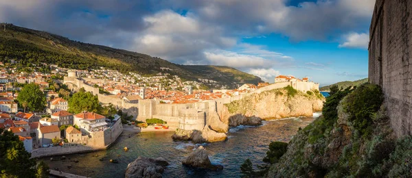 Cidade histórica de Dubrovnik ao pôr do sol, Dalmácia, Croácia — Fotografia de Stock