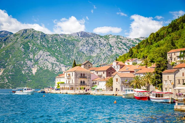 Ciudad histórica de Perast en Bahía de Kotor en verano, Montenegro —  Fotos de Stock