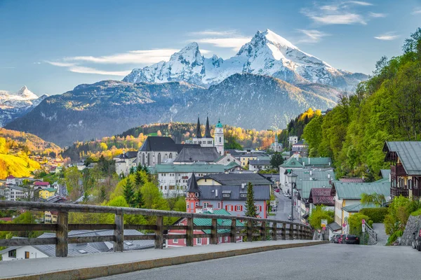 Historiska staden Berchtesgaden med Watzmann Mountain i solnedgången, Bayern, Tyskland — Stockfoto