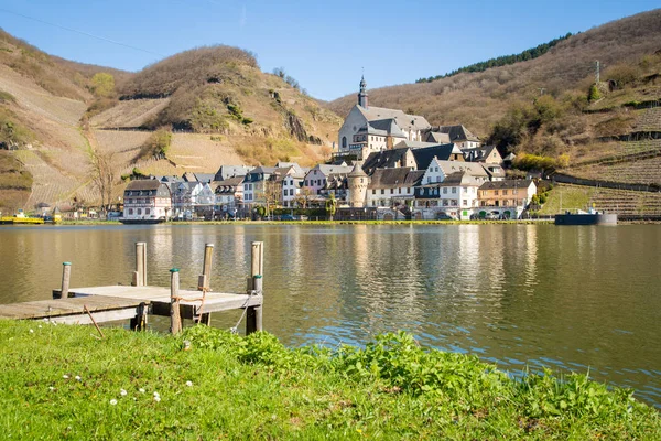 Den historiska staden Beilstein med Mosel-floden på våren, Rheinland-Pfalz, Tyskland — Stockfoto