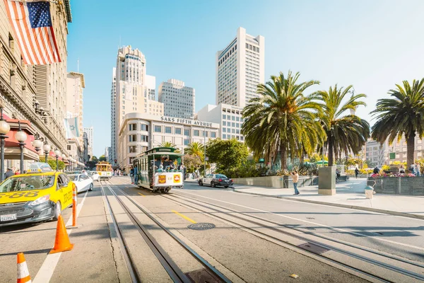 Tradiční lanovka na Union Square v San Francisku, Kalifornie, USA — Stock fotografie