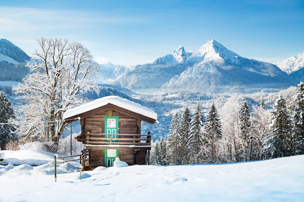 Paisagem de montanha alpina com cabine no inverno — Fotografia de Stock