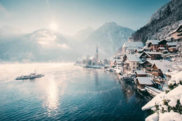 Klasické zobrazení Hallstatt s lodí v zimě, Salzkammergut, Rakousko — Stock fotografie
