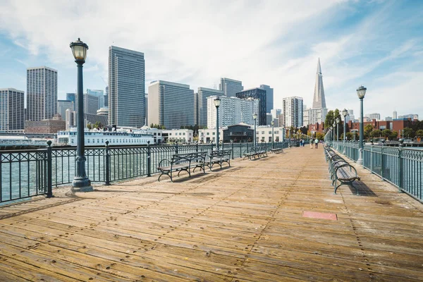 San Francisco finans bölgesi ile Tarihi Pier 7, Kaliforniya, Abd — Stok fotoğraf