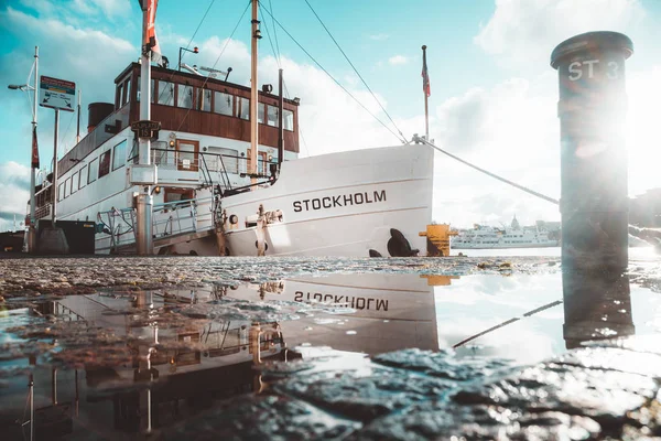 日没時のストックホルム港の古い船、スウェーデン、スカンジナビア — ストック写真