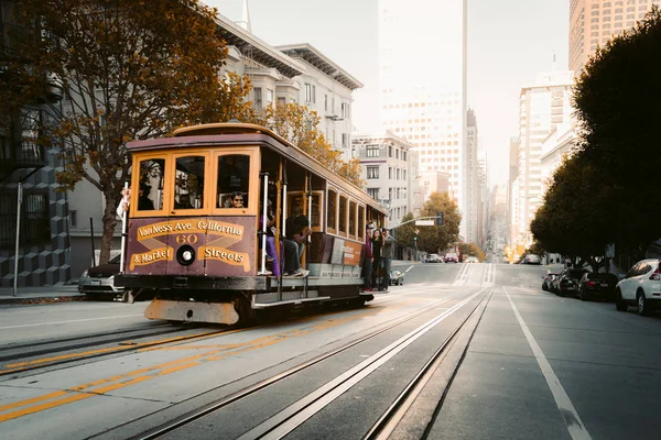Histórico teleférico de São Francisco na famosa California Street ao pôr-do-sol, Califórnia, EUA — Fotografia de Stock