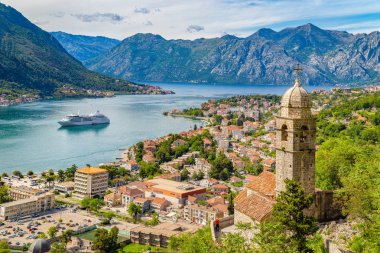 Yaz aylarında Kotor Körfezi ile Kotor tarihi kenti, Karadağ