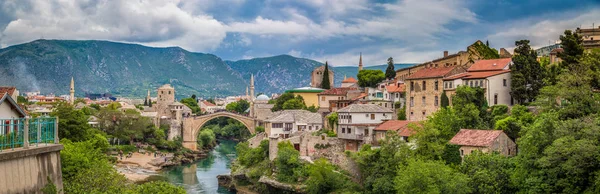 Casco antiguo de Mostar con famoso Puente Viejo (Stari Most), Bosnia y Herzegovina —  Fotos de Stock