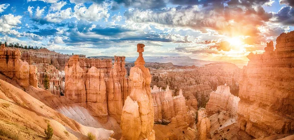 Bryce Canyon National Park ao nascer do sol com céu dramático, Utah, EUA — Fotografia de Stock