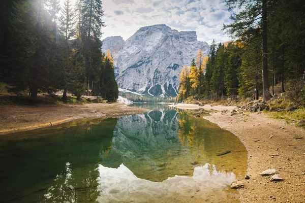 Lago di Braies na podzim, Dolomity, Jižní Tyrolsko, Itálie — Stock fotografie