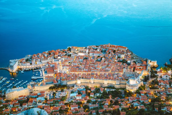 Cidade velha de Dubrovnik no crepúsculo, Dalmácia, Croácia — Fotografia de Stock