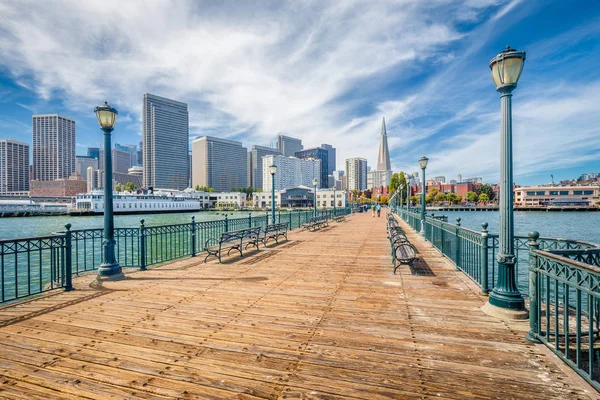 San Francisco finans bölgesi ile Tarihi Pier 7, Kaliforniya, Abd — Stok fotoğraf