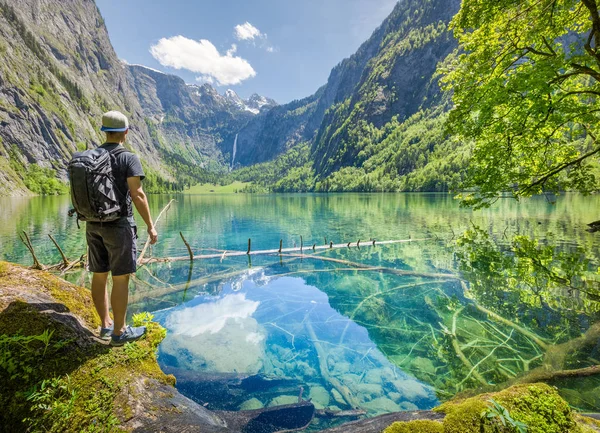 Young hiker standing at the shores of Lake Obersee in summer, Bavaria, Germany — Stock Photo, Image