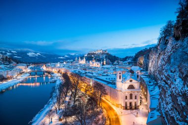 Alacakaranlıkta kışın Salzburg eski şehir, Avusturya