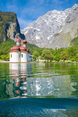 Lake K��nigssee with St. Bartholom�� pilgrimage chapel in summer clipart