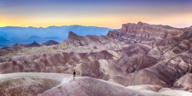 Ünlü Zabriskie Point'te gün batımının tadını çıkaran adam, Death Valley Ulusal Parkı, ABD
