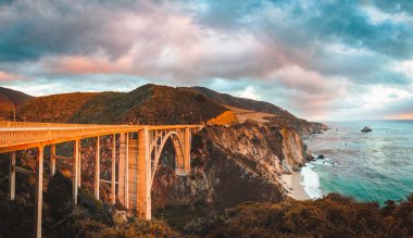 Gün batımında 1 No'lu Otoyol boyunca Bixby Köprüsü, Big Sur, California, Abd