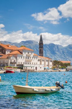 Karadağ 'ın Kotor Körfezi' ndeki tarihi Perast kasabası
