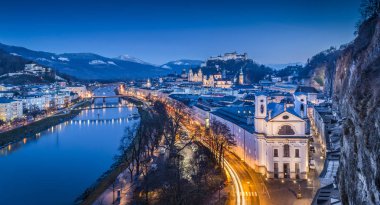 Geceleri Festung Hohensalszburg ile tarihi Salzburg şehrinin panoramik manzarası