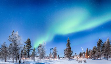 İskandinavya'da kış harikalar manzarası üzerinde Aurora Borealis