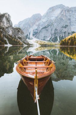 Sonbaharda gün doğumunda Lago di Braies'de geleneksel kürek teknesi, Güney Tirol, İtalya