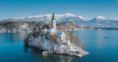 Kışın Bled Adası ile Bled Gölü, Slovenya