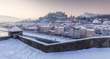 Kışın gün doğumunda tarihi Salzburg kenti, Avusturya