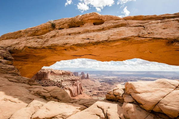 Mesa arch napkeltekor, canyonlands nemzeti park, utah, Amerikai Egyesült Államok — Stock Fotó