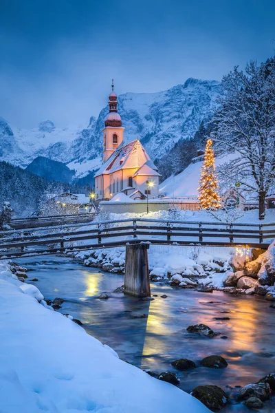 Ramsau templom télen szürkület, Bajorország, Németország — Stock Fotó