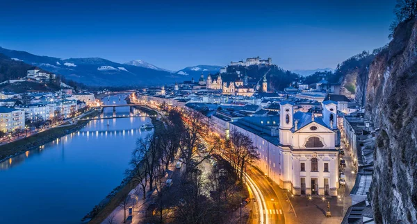 Panoramautsikt över den historiska staden Salzburg med Festung Hohensalszburg på natten — Stockfoto